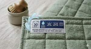 Simple icon-based illustration showing the 4 season blanket is machine washable at 30 degrees for easy UK home care.